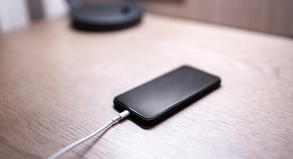 手機整夜充電可行嗎？有啥注意事項？這幾點要掌握
